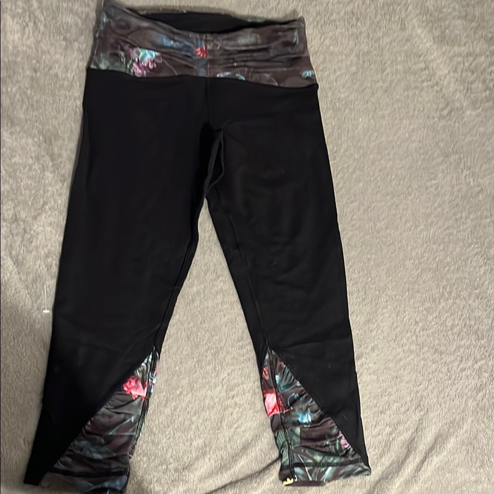 DISCONTINUED Lululemon floral Trim Black capri Leggings